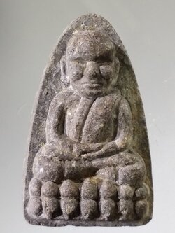 รหัสสินค้า หลวงปู่ทวด วัดต่างๆ 484 หลวงปู่ทวด เนื้อผงใบลาน ฝังแร่ วัดห้วยมงคล จังหวัดประจวบคีรีขันธ์ พิมพ์ใหญ่