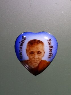 รหัสสินค้า เครื่องราง ล็อกเก็ต ภาพถ่าย 167 ล็อกเก็ตรูปหัวใจหลวงพ่ออี๋ วัดสัตหีบ จังหวัดชลบุรี