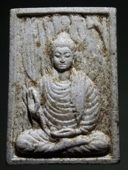 รหัสสินค้า พระเนื้อดิน ผง ว่าน 10477 พระผงปางเทศนา ๑ ศตวรรษ เสาร์ ๕ หลวงปู่บุดดา ถาวโร วัดกลางชูศรีเจริญสุข จ.สิงห์บุรี