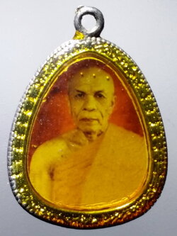 รหัสสินค้า เครื่องราง ล็อกเก็ต ภาพถ่าย 151 ล็อกเก็ตสองหน้า พระมงคลเทพมุนี หลวงพ่อสด วัดปากน้ำ ภาษีเจริญ กรุงเทพฯ พระรายการนี้ให้เช่าบูชาแล้ว