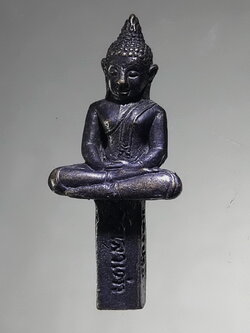 รหัสสินค้า พระกริ่ง พระหล่อ 841 พระยอดธง เนื้อทองเหลืองรมดำ ที่ระลึกงานปิดทองฝังลูกนิมิต วัดเลาเต่า จังหวัดนครปฐม สร้างปี 2554