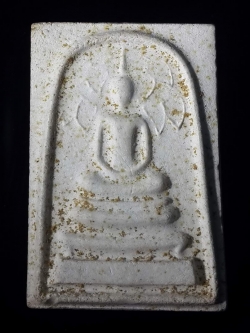 รหัสสินค้า พระสมเด็จ วัดต่างๆ 368 พระสมเด็จเนื้อผง พิมพ์ปรกโพธิ์ หลังตราพระราชพิธีกาญจนาภิเษก สร้างปี 2539 ด้านหลังมีอักษรคำว่า "อยู่"