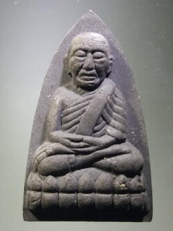 รหัสสินค้า พระมีกล่อง 3885 หลวงปู่ทวด เนื้อผงใบลาน แจกกรรมการ หลวงปู่ทิม วัดพระขาว อำเภอบางบาล จังหวัดอยุธยา สร้างปี 2519