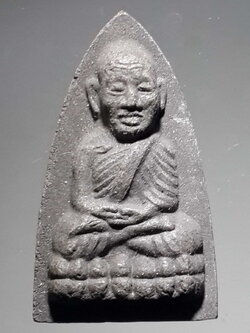 รหัสสินค้า หลวงปู่ทวด วัดต่างๆ 323 หลวงปู่ทวด วัดช้างให้ จังหวัดปัตตานี เนื้อว่าน พิมพ์เตารีด หลังตัวหนังสือนูน