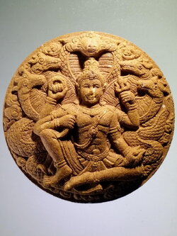 รหัสสินค้า จตุคามรามเทพ 388 พระเทวราชโพธิสัตว์จตุคามรามเทพ เนื้อไม้เทพทาโร รุ่นมหากุศล สร้างปี 2549 พิธีสร้าง ณ.มณฑลวัดสุทธาราม ด้านหลังขวามือ บริเวณขอบ กดพิมพ์มาไม่เต็มนะครับ