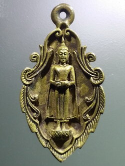 รหัสสินค้า สมุทรสงคราม 004 เหรียญหล่อเนื้อทองผสม หลวงพ่อวัดบ้านแหลม วัดเพชรสมุทรวรวิหาร จังหวัดสมุทรสงคราม สร้างปี 2538 ตอกโค๊ต