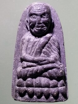 รหัสสินค้า หลวงปู่ทวด วัดต่างๆ 579 หลวงปู่ทวด พิมพ์พระรอด ด้านหลังเขียนว่า รวยเพิ่มพูน