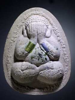 รหัสสินค้า พระปิดตา ทั่วไป 173 พระปิดตาเนื้อผงฝังตะกรุด โรยชนวนพระบูชา ติดจีวร หลวงปู่สีห์ วัดโต่งโต้น พระรายการนี้ให้เช่าบูชาแล้ว