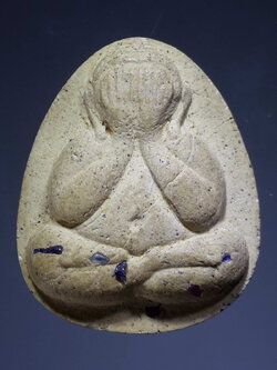 รหัสสินค้า พระปิดตา ทั่วไป 161 พระปิดตาเนื้อผงโรยแร่รัตนชาติ หลวงปู่ทองเหลือ วัดท่าไม้เหนือ จังหวัดอุตรดิตถ์ ที่ระลึกอายุครบ 92 ปี