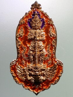 รหัสสินค้า พระมีกล่อง 090 เหรียญท้าวเวสสุวรรณลาภ ยักษ์รวยทันใจ เนื้อ ทองแดง ลงยา พื้นส้ม วัดพระธาตุจอมหงส์ อำเภอเทิง จังหวัดเชียงราย โค๊ตเลเซอร์ หมายเลข ๑๔๗