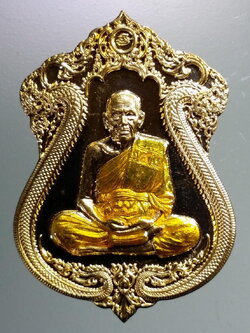 รหัสสินค้า พระมีกล่อง 101 เหรียญหลังหนุมาน หลวงพ่อพัฒน์ วัดห้วยด้วน อำเภอหนองบัว จังหวัดนครสวรรค์ รุ่น ทรัพย์เศรษฐี เนื้อทองทิพย์ลงยาจีวร ตอกโค๊ต หมายเลข ๗๔