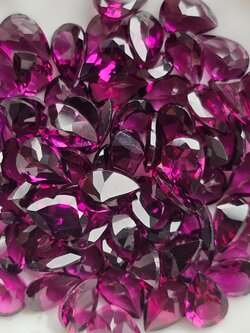 พลอยโรโดไลท์หยดน้ำ 7x5mm. 5 กะรัต