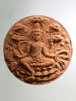 รหัสสินค้า จตุคามรามเทพ 734 พระเทวราชโพธิสัตว์จตุคามรามเทพ รุ่นมหาปาฏิหาริย์มั่งมีทรัพย์ เนื้อว่านแดง กล่องแปดเหลี่ยม