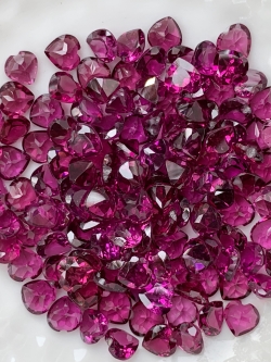 โรโดไลท์หัวใจ 4 มม. 5 กะรัต