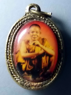 รหัสสินค้า เครื่องราง ล็อตเก็ต ภาพถ่าย 059 ล็อกเก็ตสองหน้า หลวงพ่อคูณ ปริสุทโธ วัดบ้านไร่ อำเภอด่านขุนทด จังหวัดนครราชสีมา