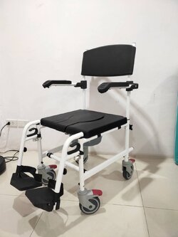 รถเข็นวีลแชร์นั่งถ่าย พร้อมถังรอง ที่วางแขนยกเปิดขึ้นได้ โครงพักเท้าสวิงเก็บได้ รหัส Y612