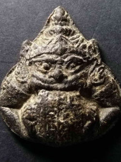 รหัสสินค้า เครื่องราง ล็อตเก็ต ภาพถ่าย 008 พญาราหูเนื้อผงคลุกรัก จารยันต์เฑาะว์ ไม่ทราบสำนัก เก่าครับเนื้อหาดูมีอายุ แต่ไม่ทราบสำนัก พระรายการนี้ให้เช่าบูชาแล้ว