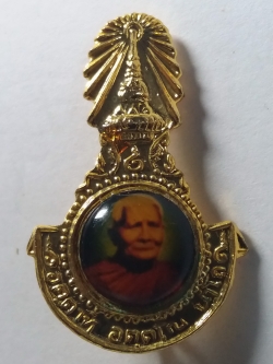 รหัสสินค้า เชียงใหม่ 012 ล็อกเก็ต เข็มกลัดกะไหล่ทอง หลังยันต์ห้า หลวงปู่แหวน วัดดอยแม่ปั๋ง จังหวัดเชียงใหม่ พระรายการนี้ให้เช่าบูชาแล้ว