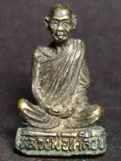 รหัสสินค้า พระกริ่ง พระหล่อ 042 รูปหล่อหลวงพ่อเคลือบ วัดหนองกระดี่ จังหวัดอุทัยธานี สร้างปี 2529 พระรายการนี้ให้เช่าบูชาแล้ว