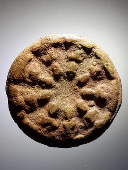 รหัสสินค้า พระกรุ 057 พระงบน้ำอ้อย เนื้อดินเผา พิมพ์นางสวนแก้ว จังหวัดสุโขทัย