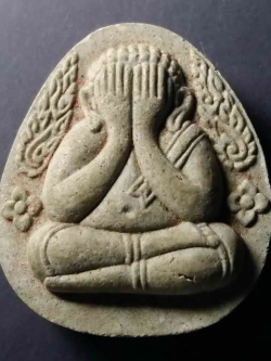 รหัสสินค้า ปัตตานี 010 พระปิดตาเนื้อผง หลวงปู่ทวด วัดช้างให้ จังหวัดปัตตานี สร้างปี 2538 ที่ระลึกเฉลิมพระเกียรติครองราช 50 พรรษา พระรายการนี้ให้เช่าบูชาแล้ว