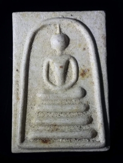 รหัสสินค้า พระสมเด็จ วัดต่างๆ 374 พระสมเด็จเนื้อผง หลังพญาราหู หลวงพ่อทองอยู่ วัดหัวสำโรง จังหวัดลพบุรี สร้างปี 2538 พระรายการนี้ให้เช่าบูชาแล้ว