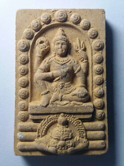 รหัสสินค้า จตุคามรามเทพ 078 จตุคามรามเทพ หลังพระธาตุเจดีย์ แม่ธรณีบีบมวยผม ไม่ทราบรุ่น จตุคามรามเทพ รายการนี้ให้เช่าบูชาแล้ว