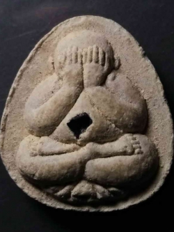 รหัสสินค้า พระปิดตา ทั่วไป 070 พระปิดตาเนื้อผงฝังนิล หลวงปู่หลาบ วัดสันป่าพาด ที่ระลึกอายุครบ 84 ปี