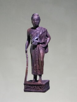 รหัสสินค้า พระมีกล่อง 173 รูปหล่อท้าวสุรนารี ย่าโม เนื้อนวโลหะหล่อตัน ออกวัดศาลาลอย จังหวัดนครราชสีมา สร้างปี 2537 ขนาดเทียบกับเหรียญบาท