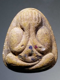 รหัสสินค้า พระปิดตา ทั่วไป 147 พระปิดตาเนื้อผง ฝังพลอย หลวงพ่อมาลัย วัดบางหญ้าแพรก จังหวัดสมุทรสาคร