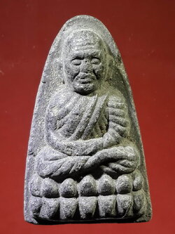 รหัสสินค้า หลวงปู่ทวด วัดต่างๆ 136 หลวงปู่ทวด วัดช้างให้ จ.ปัตตานี ไม่ทราบปีที่สร้าง เนื้อผงใบลานฝังแร่ พิมพ์กลางหัวมน