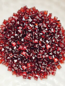 โกเมนสี่เหลี่ยม 2x2mm. 5 กะรัต