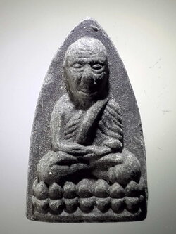 รหัสสินค้า หลวงปู่ทวด วัดต่างๆ 373 หลวงพ่อทวด วัดช้างให้ จังหวัดปัตตานี พิมพ์ตัวหนังสือนูน ไม่ทราบปีที่สร้าง