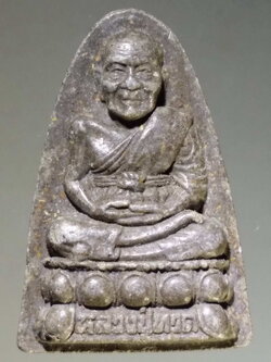 รหัสสินค้า หลวงปู่ทวด วัดต่างๆ 250 หลวงปู่ทวดเนื้อผงโรยไม้ พิมพ์เตารีดหัวมน วัดหนองว่านเหลือง จังหวัดฉะเชิงเทรา สร้างปี 2552