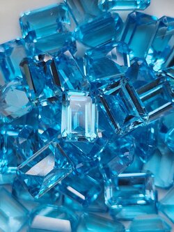 สวิสบลูโทปาสสี่เหลี่ยม 7x5mm. 5 กะรัต