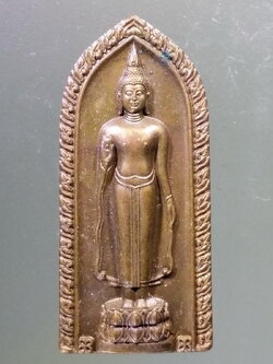 Antig Pim 194 เหรียญพระพุทธลีลาประทานพร ที่ระลึกเสด็จพระราชดำเนินวางศิลาฤกษ์ โครงการคลองท่าด่าน อันเนื่องมาจากพระราชดำริ จังหวัดนครนายก จัดสร้างปี 2544