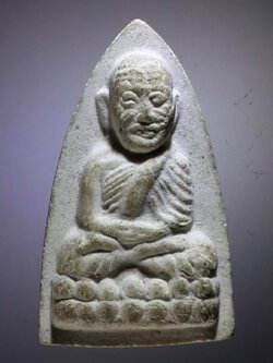 รหัสสินค้า หลวงปู่ทวด วัดต่างๆ 385 หลวงปู่ทวด หลังยันต์ตัวหนังสือนูน เนื้อผงสีขาว ขวามือด้านหลังด้านล่างมีตัวอักษร ซ. ไม่ทราบวัด