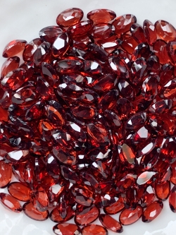 โกเมนไข่ 5X3 มม. 5 กะรัต