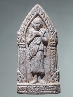 รหัสสินค้า พระเนื้อดิน ผง ว่าน 10499 พระเนื้อผงพิมพ์ยืน ซุ้มเรือนแก้ว หลวงพ่อคูณ วัดบ้านไร่ ออกวัดหนองคุย จังหวัดระยอง สร้างปี 2539