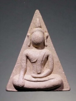 รหัสสินค้า พระไม่ทราบที่ 259 พระนางพญาเนื้อผง หลังยันต์นะ และ อุนาโลม ไม่ทราบที่