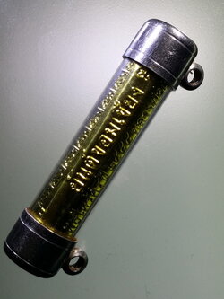 Antig LSD 048 ตะกรุดฝาบาตร แผ่นยันต์ขอมเชียง ที่ระลึกพิธีไหว้ครู หลวงพ่อเปิ่น วัดบางพระ จังหวัดนครปฐม ปี 2555