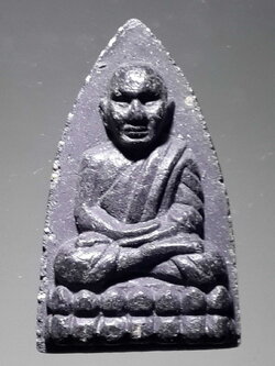 รหัสสินค้า หลวงปู่ทวด วัดต่างๆ 330 หลวงปู่ทวด วัดช้างให้ จังหวัดปัตตานี หลังตราสัญลักษณ์พระราชพิธีกาญจนาภิเษก ครองราชย์ 50 ปี ในหลวงรัชกาลที่ 9