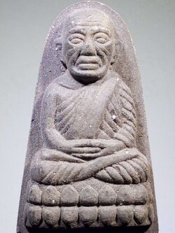 รหัสสินค้า หลวงปู่ทวด วัดต่างๆ 157 หลวงปู่ทวด วัดช้างให้ จ.ปัตตานี พิมพ์เตารีดหัวมน หลังยันต์นะเฉลียวเพชร ไม่ทราบปี