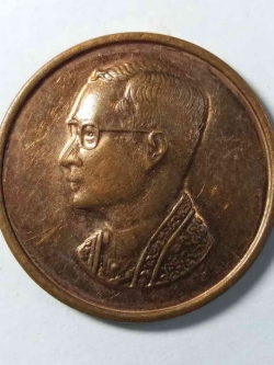 รหัสสินค้า พระมหากษัตริย์ และบุคคลสำคัญ 021 เหรียญในหลวงรัชกาลที่ 9 ที่ระลึกโรงพยาบาลภูมิพลอดุลยเดชครบ 30 ปี สร้างปี 2522 เนื้อทองแดง พระรายการนี้ให้เช่าบูชาแล้ว