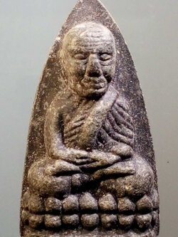 รหัสสินค้า หลวงปู่ทวด วัดต่างๆ 201 หลวงปู่ทวด รุ่นเจาะตำนานรุ่นแรก พิมพ์เตารีด เนื้อผงใบลาน หลังตัวหนังสือนูน