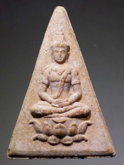 รหัสสินค้า พระไม่ทราบที่ 216 พระพุทธเนื้อผงปางสมาธินั่งฐานบัว โค้ดเลเซอร์ หมายเลข 079786 ไม่ทราบที่