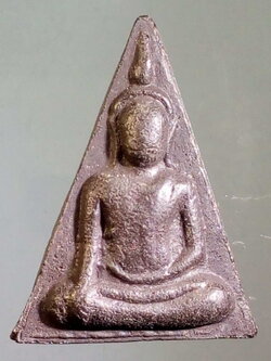 รหัสสินค้า พระไม่ทราบที่ 200 พระนางพญาเนื้อผง หลังยันต์ห้าแถว ด้านล่างมีชื่อย่อวัด ว.ธ. ไม่ทราบที่