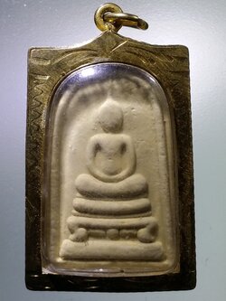 Antig LSD 010 พระสมเด็จเนื้อผง หลังรูปเหมือนหลวงพ่อเงิน ออกวัดหนองบัว อำเภอโพทะเล จังหวัดพิจิตร พร้อมตลับทองไมครอน เลี่ยมเดิมจากวัด พระรายการนี้ให้เช่าบูชาแล้ว