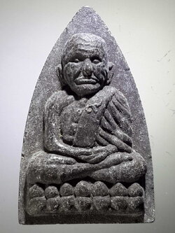 รหัสสินค้า หลวงปู่ทวด วัดต่างๆ 383 หลวงปู่ทวด วัดช้างให้ จังหวัดปัตตานี หลังยันต์นะเฉลียวเพชร ไม่ทราบปีที่สร้าง ที่จีวรมีเลข 9 พระรายการนี้ให้เช่าบูชาแล้ว