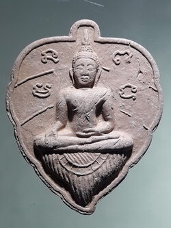 รหัสสินค้า พระเนื้อดิน ผง ว่าน 10441 พระพุทธปัตฐมัง เนื้อดินเผาพิมพ์ใบโพธิ์ พระอาจารย์เดช วัดสังฆมงคล จังหวัดนครสวรรค์